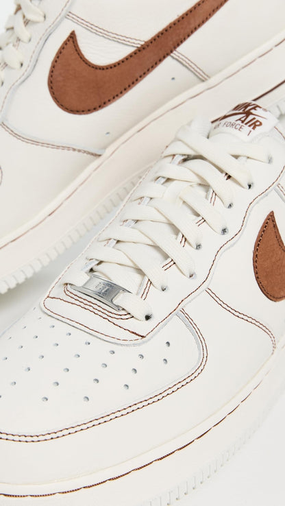 Nike Men's Air Force 1 '07 Lv8 Ess+ Sneakers, Ivory/Saddle Brown