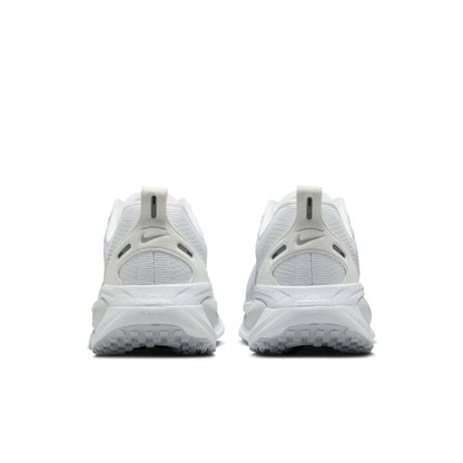 Nike Women's Vomero 18 White/Metallic Silver/Photon Dust