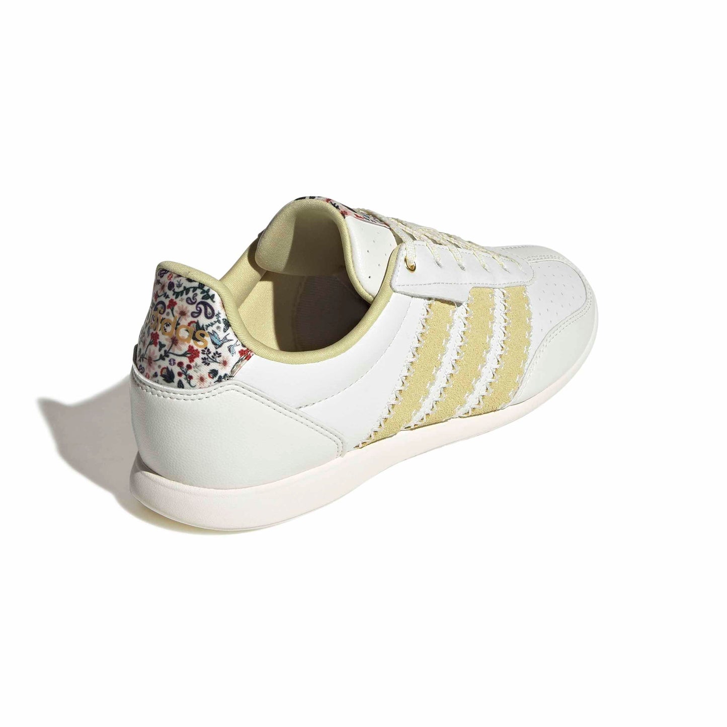 adidas Women's Barreda Low, White/Powder Yellow