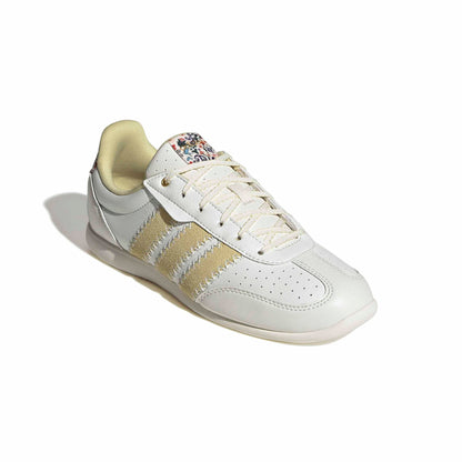 adidas Women's Barreda Low, White/Powder Yellow