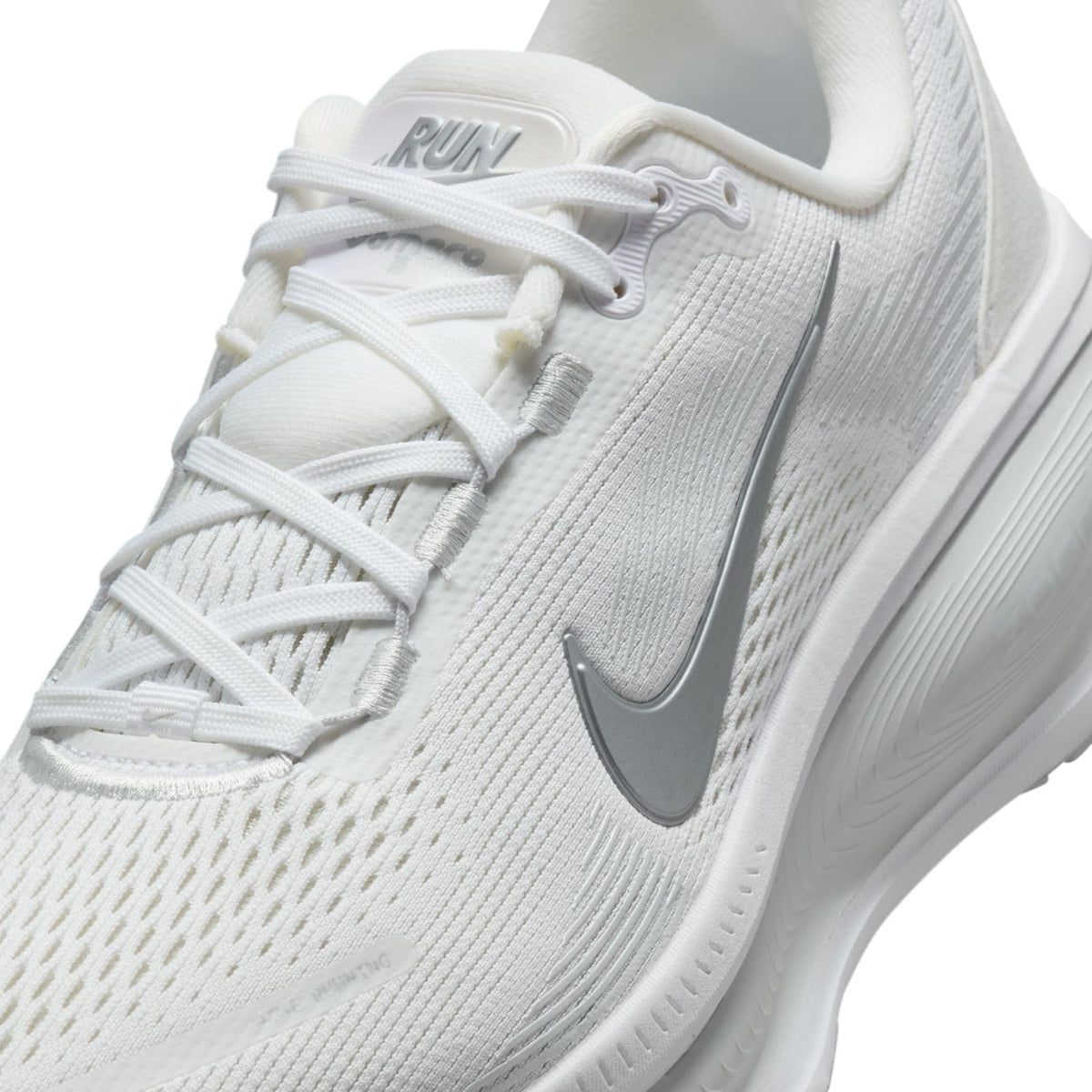 Nike Women's Vomero 18 White/Metallic Silver/Photon Dust